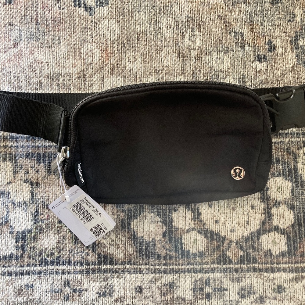 Lululemon Everywhere belt bag